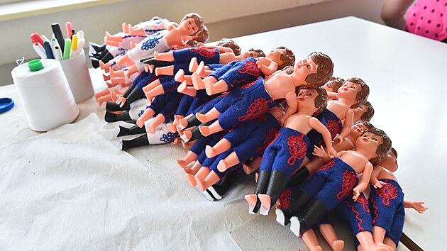 Výroba tradičních krojovaných panenek ve společnosti Lidová tvorba – družstvo...