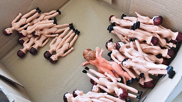 Výroba tradičních krojovaných panenek ve společnosti Lidová tvorba – družstvo umělecké výroby se chýlí ke konci.