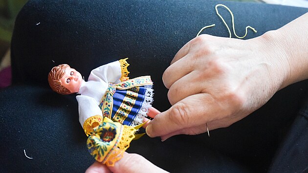 Výroba tradičních krojovaných panenek ve společnosti Lidová tvorba – družstvo umělecké výroby se chýlí ke konci.