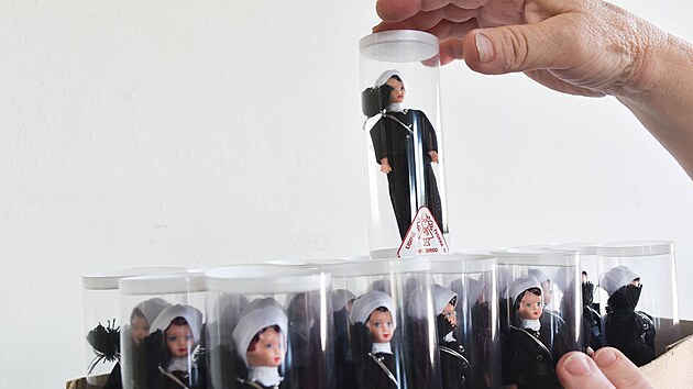 Výroba tradičních krojovaných panenek ve společnosti Lidová tvorba – družstvo umělecké výroby se chýlí ke konci.