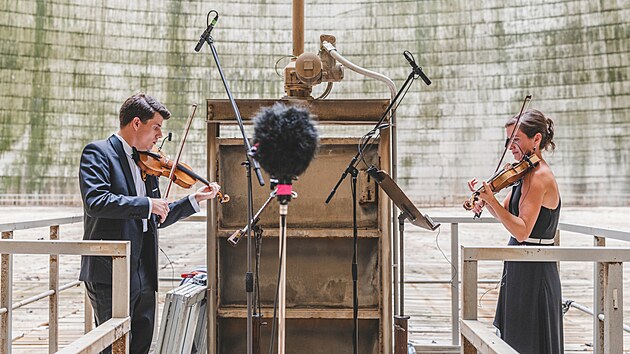 Petra Brabcová a Jan Mráček natáčeli klip v jedné ze čtyř chladicích věží temelínské elektrárny.