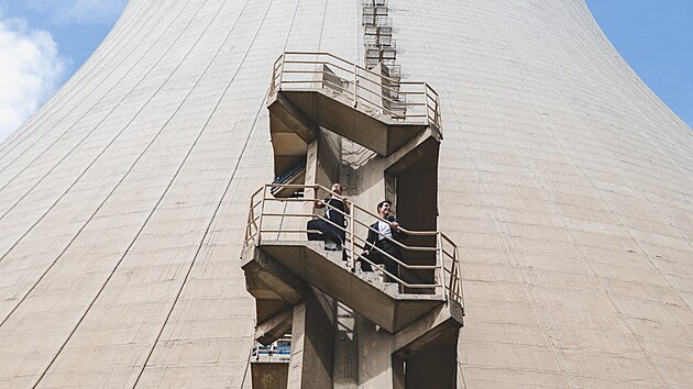 Petra Brabcová a Jan Mráček stoupají do chladicí věže. Hráli na plošině 15 metrů nad zemí.