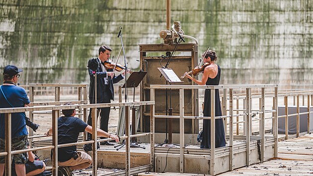 Natáčení klipu trvalo deset hodin.