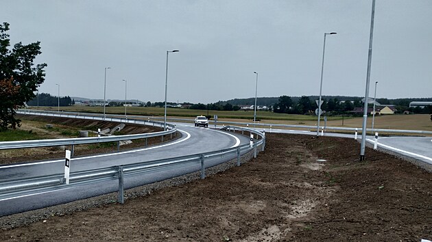 Okraj jižní tangenty u silnice I/3 a sjezd směrem na Litvínovice.