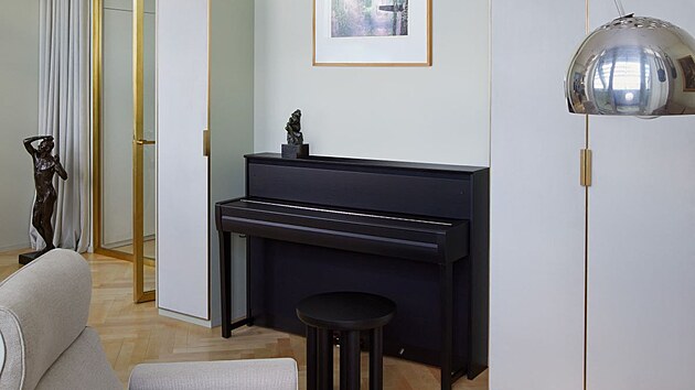 Mezi vestavnmi sknmi na mru se nael prostor i pro pianino.