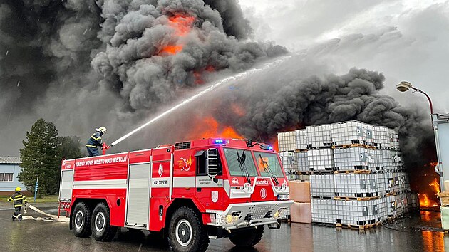 Požár skladovací haly v Novém Městě nad Metují (22. srpna 2022)