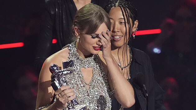 Taylor Swift na pedvn cen MTV pevzala cenu za nejlep video ve verzi k hitu All Too Well. (28. srpna 2022)