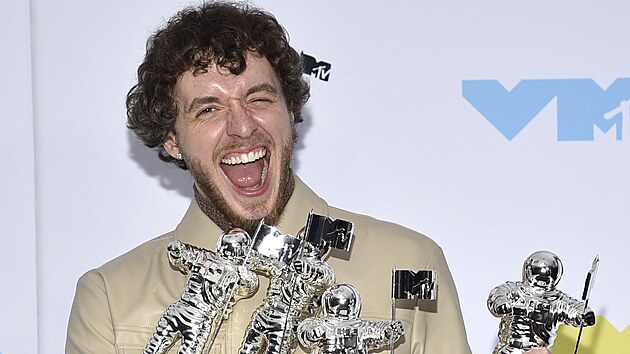 Umělec Jack Harlow pózuje pro novináře s obdrženými cenami MTV. (28. srpna 2022)