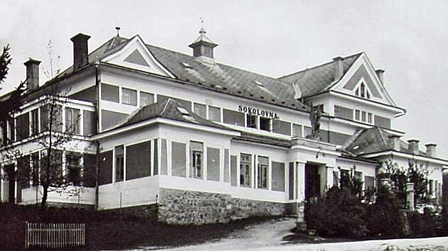 Sokolovna v Konici byla postavena v roce 1921 podle pln stavitele Petra Koe a dky obtav pomoci len mstnho Sokola. Snmek je z roku 1931. 