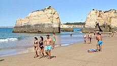 Pláž Tres Castelos u města Portimao je desítky metrů široká. I ji lemují... Pláž Tres Castelos u města Portimao je desítky metrů široká. I ji lemují...
