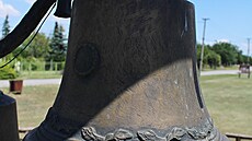 Kesanský prvek na památníku v itav zastupují zvony.