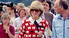 Svetr s ovečkami vynesla Diana na královský zápas v koňském pólu v roce 1983.... Svetr s ovečkami vynesla Diana na královský zápas v koňském pólu v roce 1983....