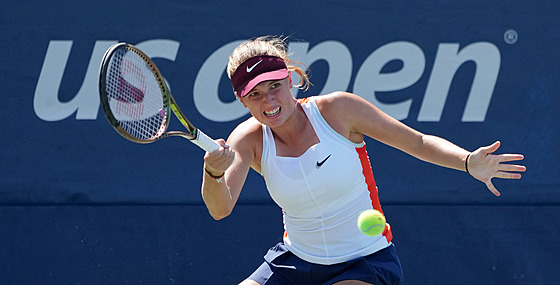 eská tenistka Linda Fruhvirtová hraje forhend v prvním kole US Open.