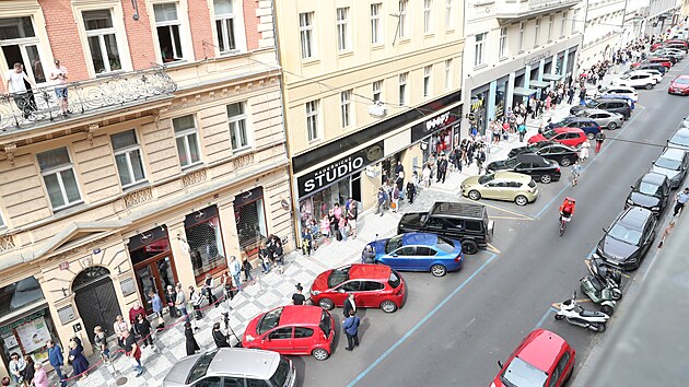 Fronta se od Divadla Kalich thne Jungmannovou ulic smrem k rohu s Palackho ulic (31. srpna 2022).