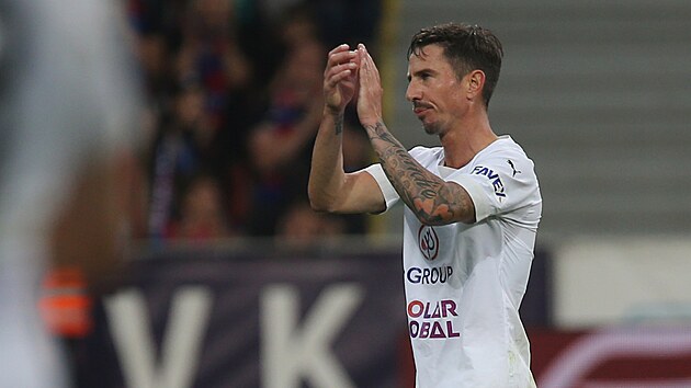 Střídající Milan Petržela ze Slovácka opětuje potlesk plzeňských fanoušků na tribunách.