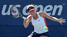 eská tenistka Linda Fruhvirtová hraje forhend v prvním kole US Open.