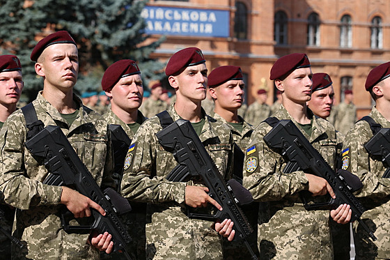 Ukrajintí vojáci se zbranmi TAVOR