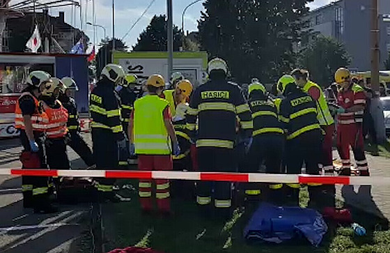 Záchranái a hasii oetují jednoho ze zranných po havárii kolotoe na...