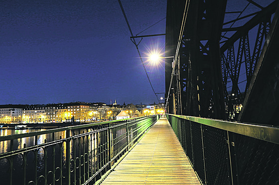 Vyehradský elezniní most, který spojuje Výto a Smíchov, svítí v noci...