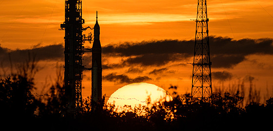 Raketa Space Launch System (SLS) s kosmickou lodí Orion eká na sobotní start.