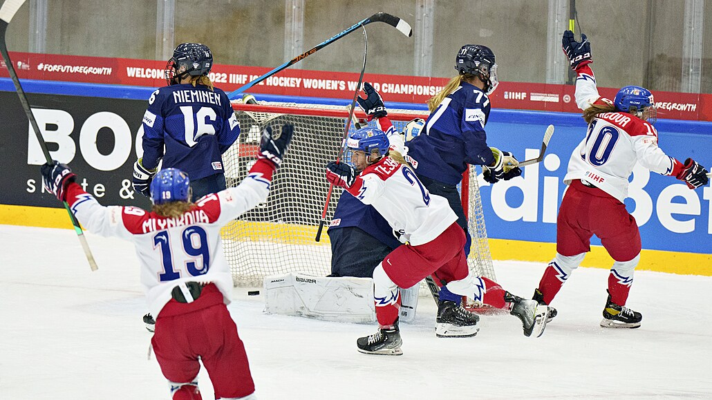 eské hokejistky slaví postupový gól proti Finsku, rozhodla Aneta Tejralová.