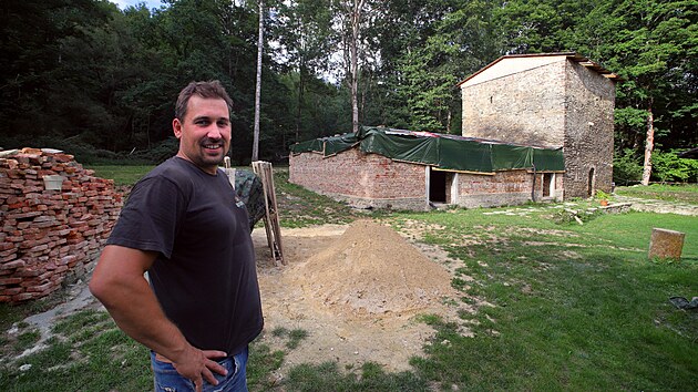 Petr Jaka z Chebu se pustil do obnovy tm zanikl stedovk tvrze ve vesnici Pomezn, kter u edn
neexistuje.
