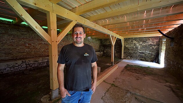 Petr Jaška z Chebu se pustil do obnovy téměř zaniklé středověké tvrze ve vesnici Pomezná, která už úředně
neexistuje.