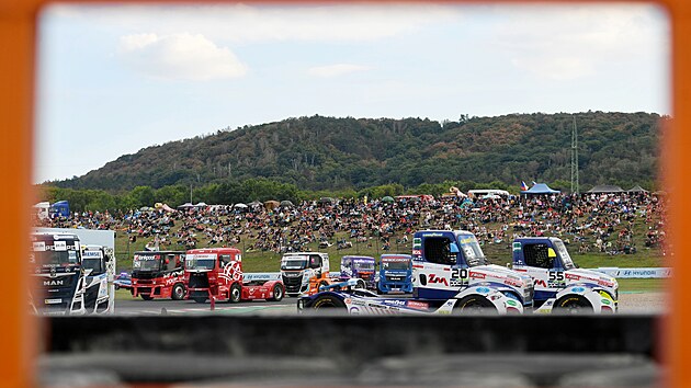 Domácí Adam Lacko (55) a Theo Calvet (20) v závodě trucků na mosteckém autodromu