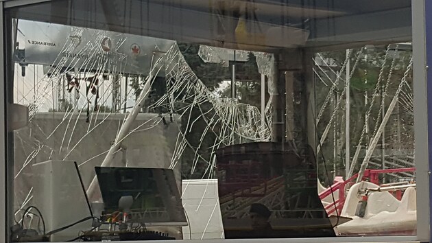 Sedačky řetízkového kolotoče rozbily i budku pokladny. (3. září 2022)