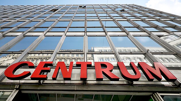 Brněnskému obchodnímu domu Centrum, který byl postaven ve funkcionalistickém stylu, uškodila necitlivá rekonstrukce obvodového pláště ze 60. let.