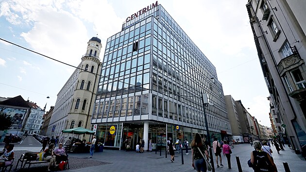 Brněnskému obchodnímu domu Centrum, který byl postaven ve funkcionalistickém stylu, uškodila necitlivá rekonstrukce obvodového pláště ze 60. let.