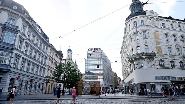 Brněnskému obchodnímu domu Centrum, který byl postaven ve funkcionalistickém stylu, uškodila necitlivá rekonstrukce obvodového pláště ze 60. let.