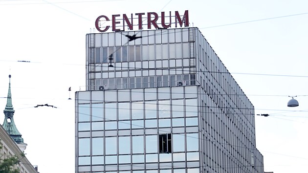 Brněnskému obchodnímu domu Centrum, který byl postaven ve funkcionalistickém stylu, uškodila necitlivá rekonstrukce obvodového pláště ze 60. let.