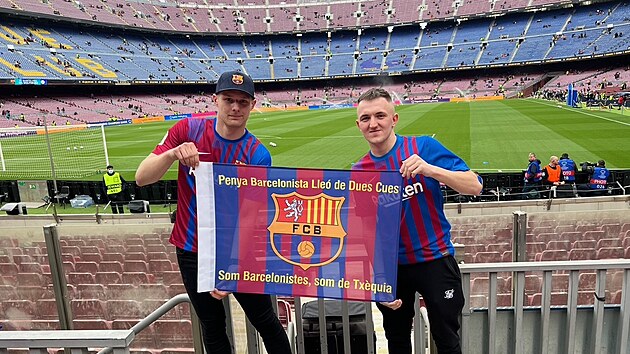 Pavel Misař (vlevo) na semifinále Ligy mistryň. Výhru fotbalistek Barcelony sledovalo rekordních 91 648 diváků.