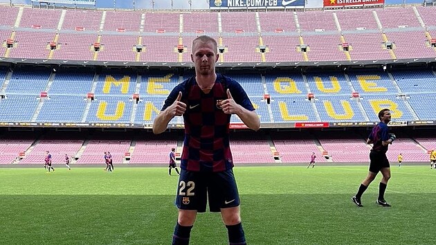 Pavel Misař na trávníku stadionu Camp Nou.