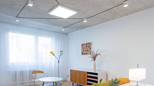 Osvtlen je minimalistick, kombinuje centrln osvtlovac LED panely s menmi ambientnmi spotlighty.