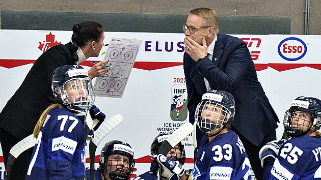 Finsk hokejistky a jejich trenr Juuso Toivola