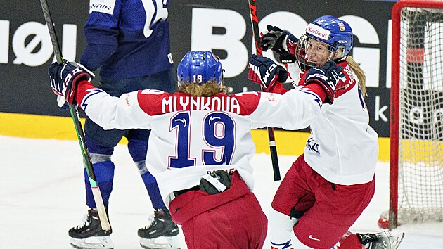 esk hokejistky slav postupov gl proti Finsku, rozhodla Aneta Tejralov (vpravo).