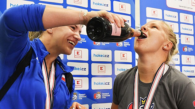 Kateina Mrzov (vlevo) a Dominika Lskov se podlely na bronzu pro esk hokejistky z mistrovstv svta.