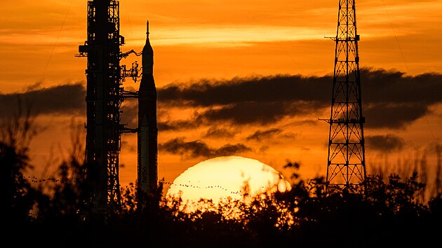 Raketa Space Launch System (SLS) s kosmickou lod Orion ek na sobotn start.