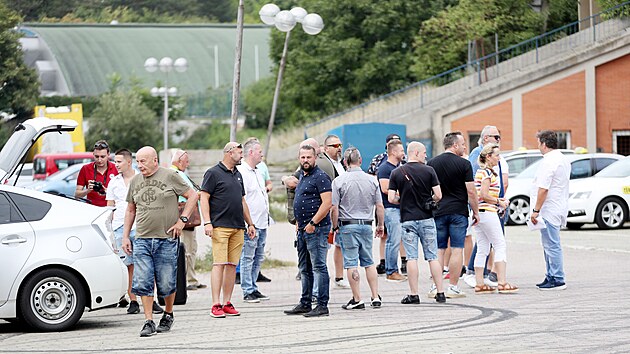 Necelá stovka taxikářů se ve čtvrtek odpoledne sešla na parkovišti u bývalého fotbalového stadionu za Lužánkami ve Sportovní ulici, aby vyjádřili svůj nesouhlas s omezením jízdy centrem města. Poté vyrazili na spanilou jízdu městem.