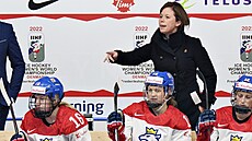 Trenérka eské enské hokejové reprezentace Carla MacLeodová udluje pokyny...