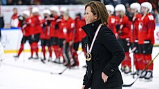 Carla MacLeodová, trenérka eských hokejistek, s bronzovou medailí na krku.