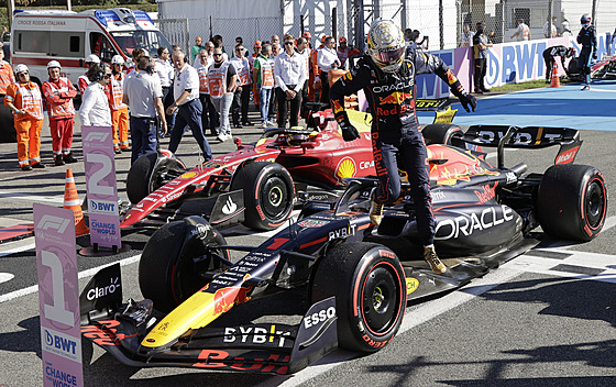 Max Verstappen vyskakuje ze svého monopostu po vyhrané Velké cen Itálie.