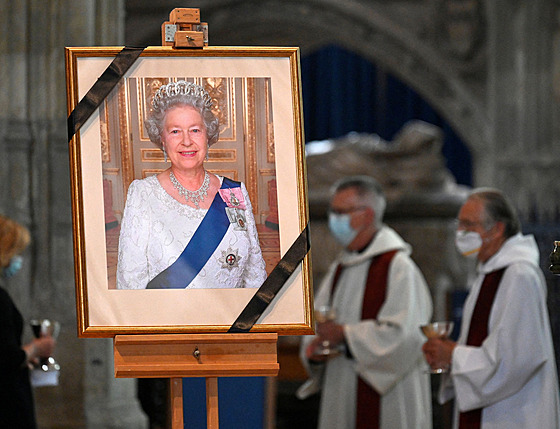 Me za zesnulou královnu Albtu II. v katedrále v Salisbury (11. záí 2022)