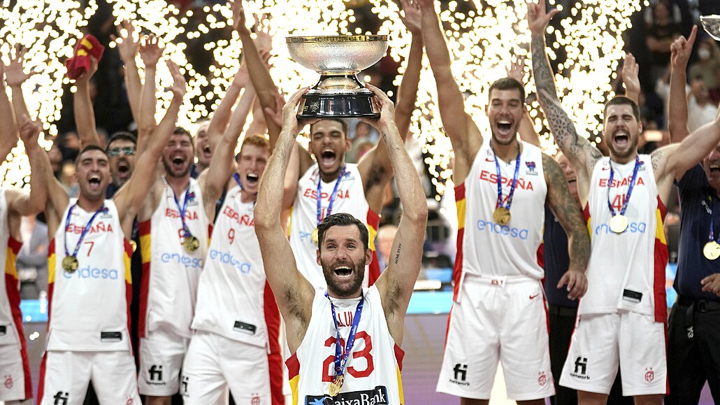 panltí basketbalisté slaví vítzství na EuroBasketu.