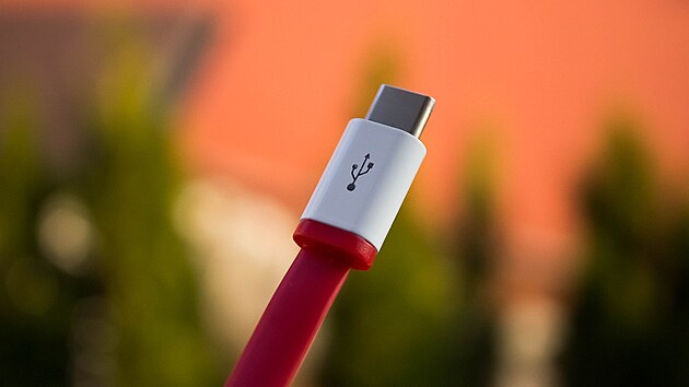 Ilustrační foto - kabel s USB-C portem Ilustrační foto - kabel s USB-C portem