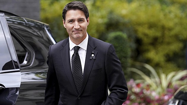 Kanadsk premir Justin Trudeau pichz na Downing Street 10 na bilaterln schzku s britskou premirkou Liz Trussovou. (18. z 2022)
