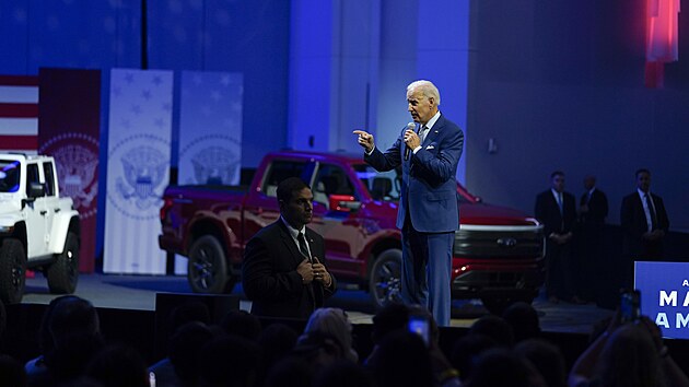 Joe Biden na autosalonu v Detroitu