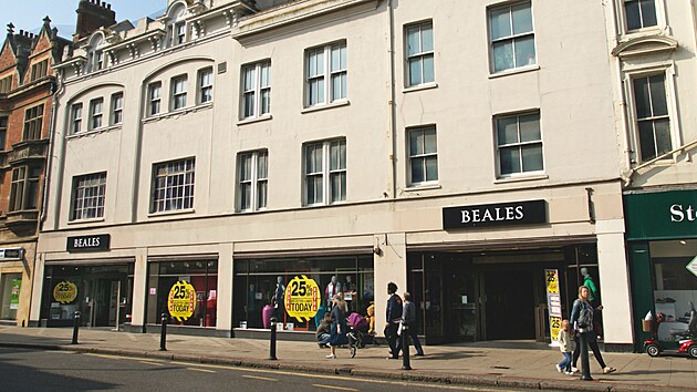 Obchodn domy Beales v Britnii skonily ped dvma lety. Dostaly se pod nucenou sprvu. Na snmku obchod etzce ve Worthingu v Zpadnm Sussexu. (29. jna 2012)